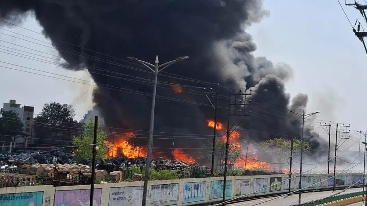 Raipur में ट्रांसफार्मर गोदाम में ब्लास्ट के बाद लगी भीषण आग, आसपास के लोग खाली कर रहे