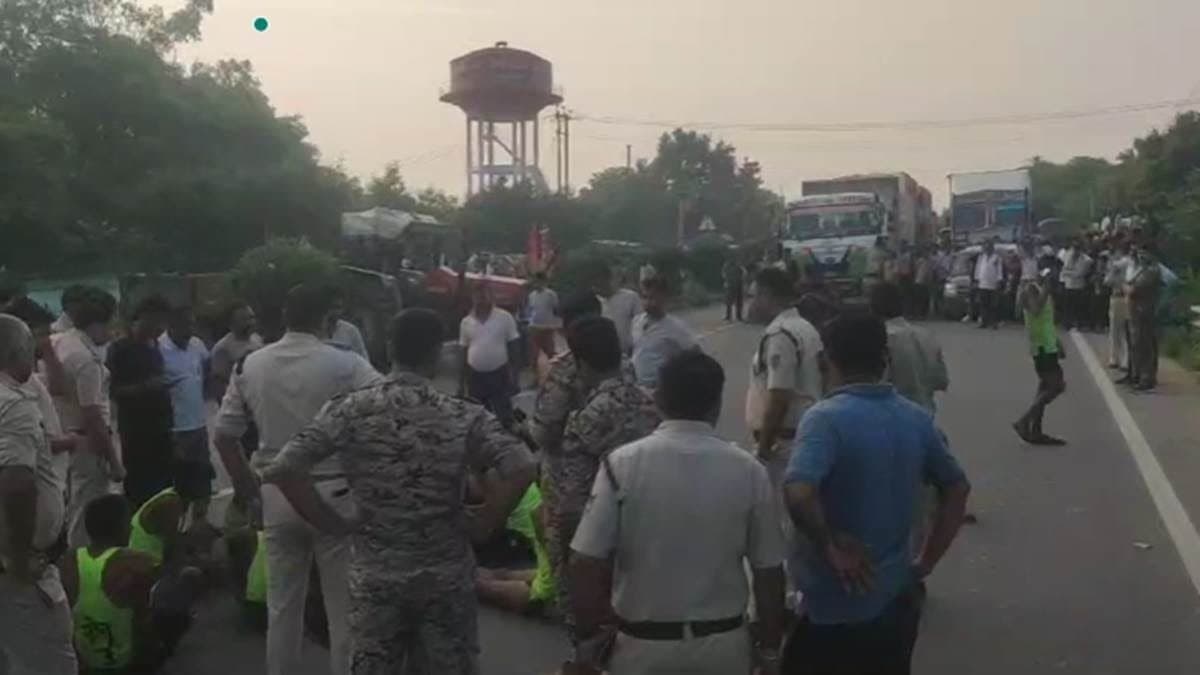 Truck hits Kanwariyas on highway in Morena, MP, 2 dead, 5 seriously injured/मप्र के मुरैना में हाइवे पर कांवड़‍ियों को ट्रक ने टक्कर मारी, 2 की मौत, 5 गंभीर घायल
