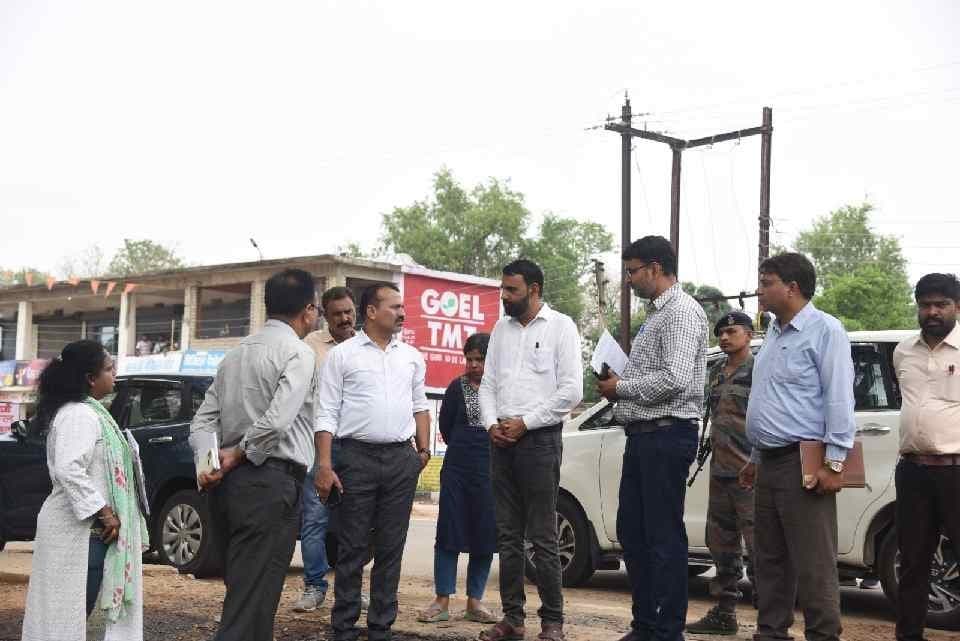 Ambikapur news : कलेक्टर श्री भोसकर रविवार को पहुंचे सहकारी समितियों में, निरीक्षण कर खाद-बीज भण्डारण एवं वितरण की ली जानकारी, सड़क निर्माण का किया निरीक्षण