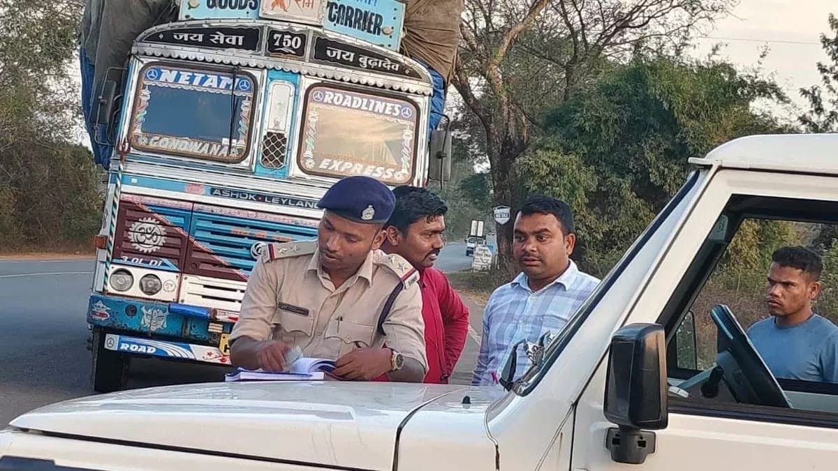 बस्तर संभाग में परिवहन नियमों का उल्लंघन कर रहे वाहन चालकों के खिलाफ कार्रवाई , वाहनों के काटे गए चालान।
