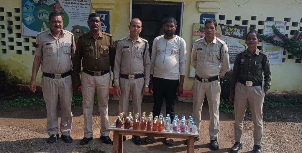 Bilaspur : 43 पाव अवैध शराब के साथ किया गिरफ्तार थाना प्रभारी श्रवण कुमार टंडन पढ़े पूरी खबर