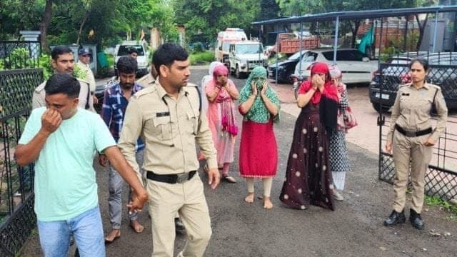 Sex Racket : फ्लैट के अंदर चल रहा था जिस्म फरोशी का गंदा खेल, पुलिस ने रेड मार 6 महिलाओं सहित दो पुरुष को किया गिरफ्तार…