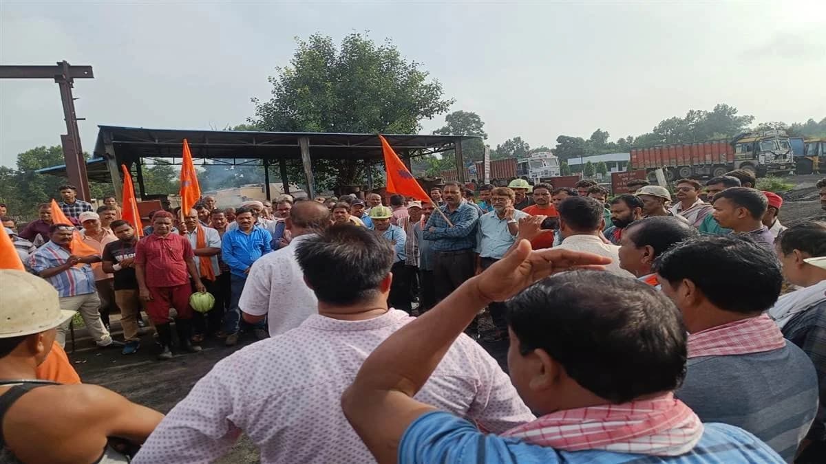 Ambikapur News : एरियर राशि भुगतान में हुई त्रुटि एवं इंकम टैक्स की कटौती से श्रमिक नाराज,