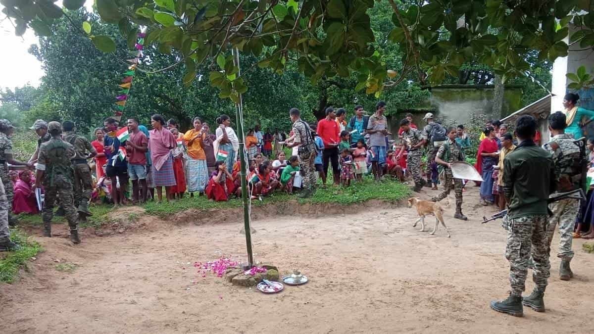 Dantewada News: छत्‍तीसगढ़ के इस गांव में 16 साल बाद शान से फहरा तिरंगा,  नक्सली करते थे विरोध