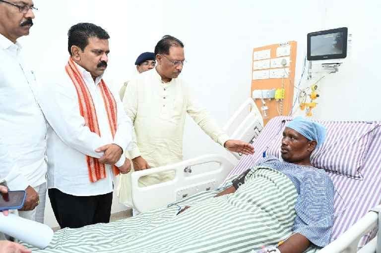 Naxal Attack: मुख्यमंत्री विष्णु देव साय और उपमुख्यमंत्री विजय शर्मा अबूझमाड़ नक्सली हमले में घायल जवानों से मिलने पहुंचे रामकृष्ण अस्पताल,,,,नक्सल मुठभेड़ में घायल जवान का हौसला बुलंद