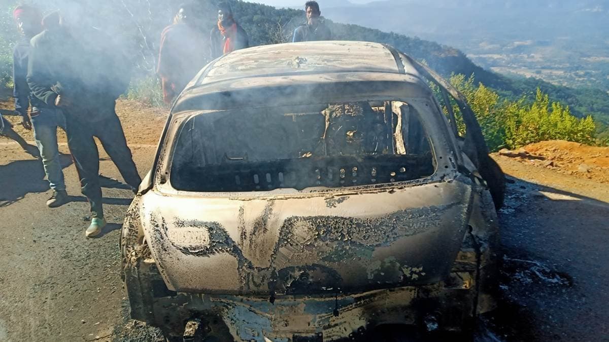 जली अवस्था में मिला कार में व्यक्ति का शव, नहीं हो सकी पहचान