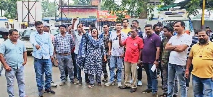 Ptrakar news: अम्बिकापुर के पत्रकारों ने मेडिकल कॉलेज अस्पताल के सामने किया प्रदर्शन ।