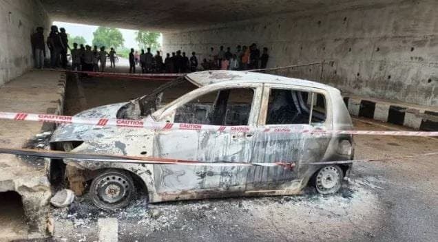 Raipur Breaking : राजधानी के माना में मचा हड़कंप, कार के अंदर मिली जली हुई लाश…