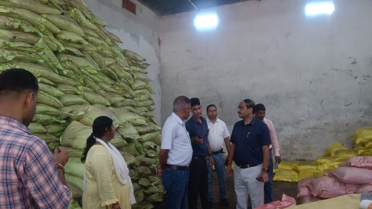 Fertilizer shop raided चठिरमा के कृषि राय केंद्र में निर्धारित कीमत से ज्यादा पर रासायनिक खाद बिक्री की मिली शिकायत, कलेक्टर के निर्देश पर प्रशासनिक टीम ने दी दबिश