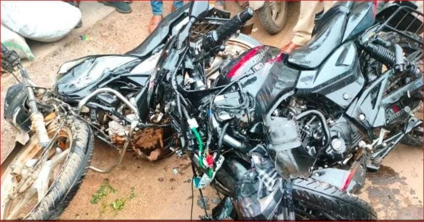 Accident News: दो बाइकों के बीच आमने-सामने से भिड़ंत एक युवक की मौत दो युवक गंभीर पढ़े पूरी ख़बर। दुर्ग
