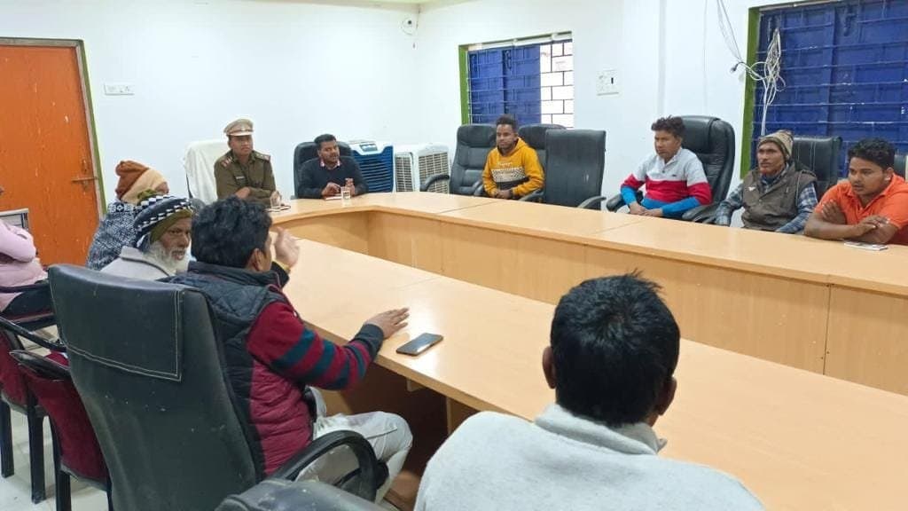 जिला बलरामपुर रामानुजगंज अंतर्गत राष्ट्रीय राजमार्ग में यातायात पुलिस एवं नगर पालिका परिषद द्वारा गुमटी, ठेला तथा बस संचालको की बैठक लिया गया।