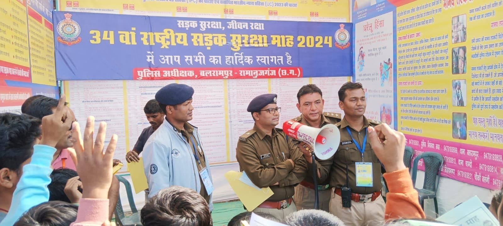स्वामी आत्मानंद स्कूली छात्र छात्रों को दी गई यातायात संबंधी जानकारी।
