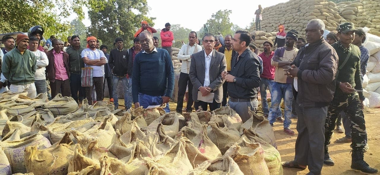 कलेक्टर ने किया धान खरीदी केंद्र बड़कीमहरी एवं महराजगंज का निरीक्षण।