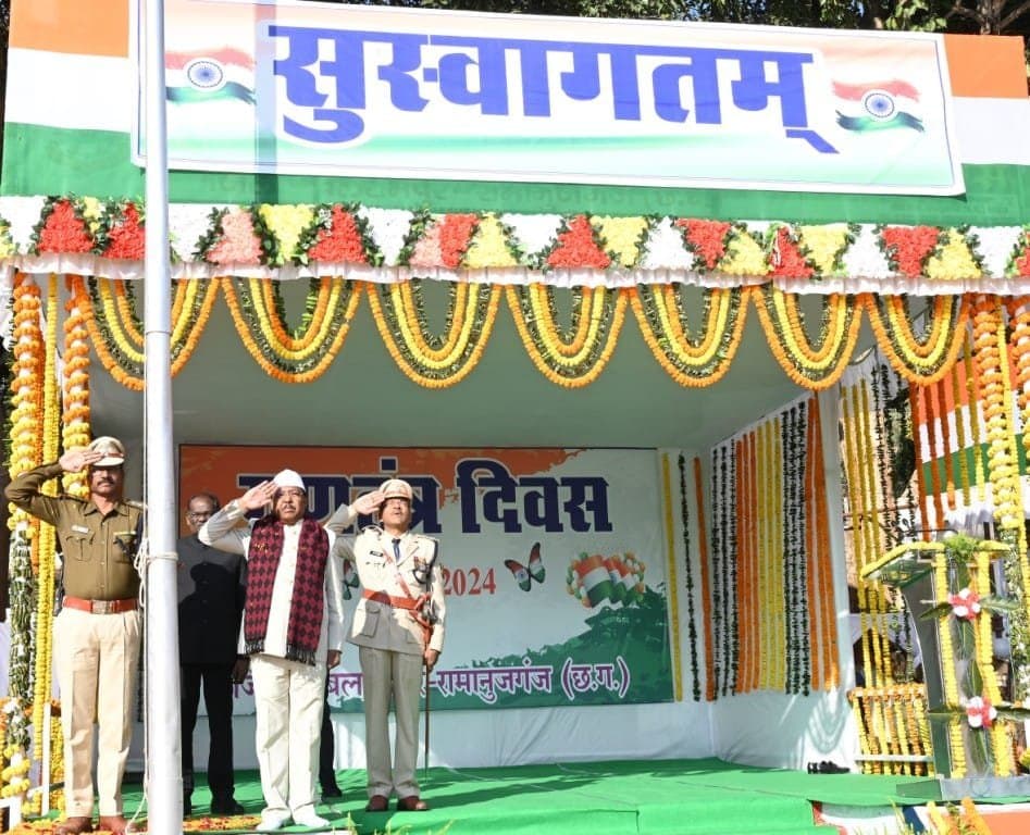 75वें गणतंत्र दिवस के अवसर पर आदिम जाति कल्याण तथा कृषि मंत्री श्री रामविचार नेताम ने ध्वजारोहण कर ली परेड की सलामी हर्षोल्लास के साथ मनाया गया गणतंत्र दिवस