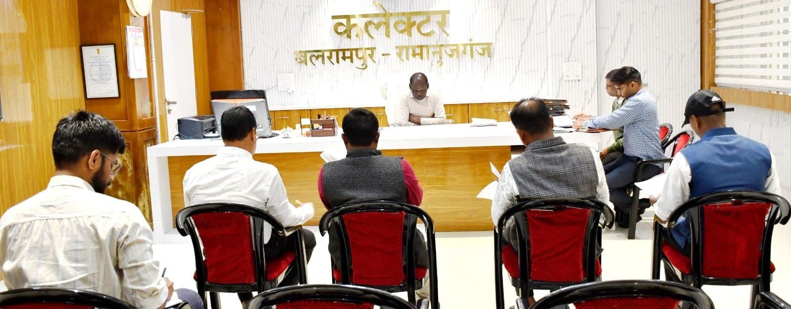 फोटोयुक्त निर्वाचक नामावलियों का किया गया अंतिम प्रकाशन ऑनलाइन माध्यम से ई-ईपिक कार्ड कर सकते है डाउनलोड कलेक्टर एवं जिला निर्वाचन अधिकारी ने ली राजनैतिक दलों की बैठक