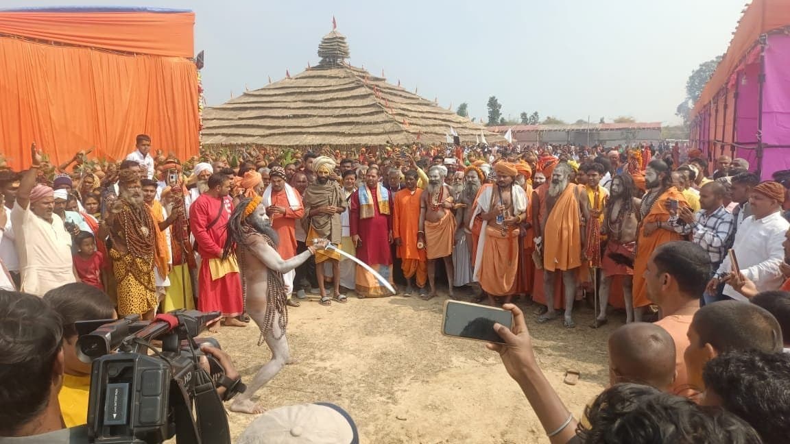 भब्य कलश यात्रा के साथ 10 दिवसीय महायज्ञ की हुई शुरूआत ।