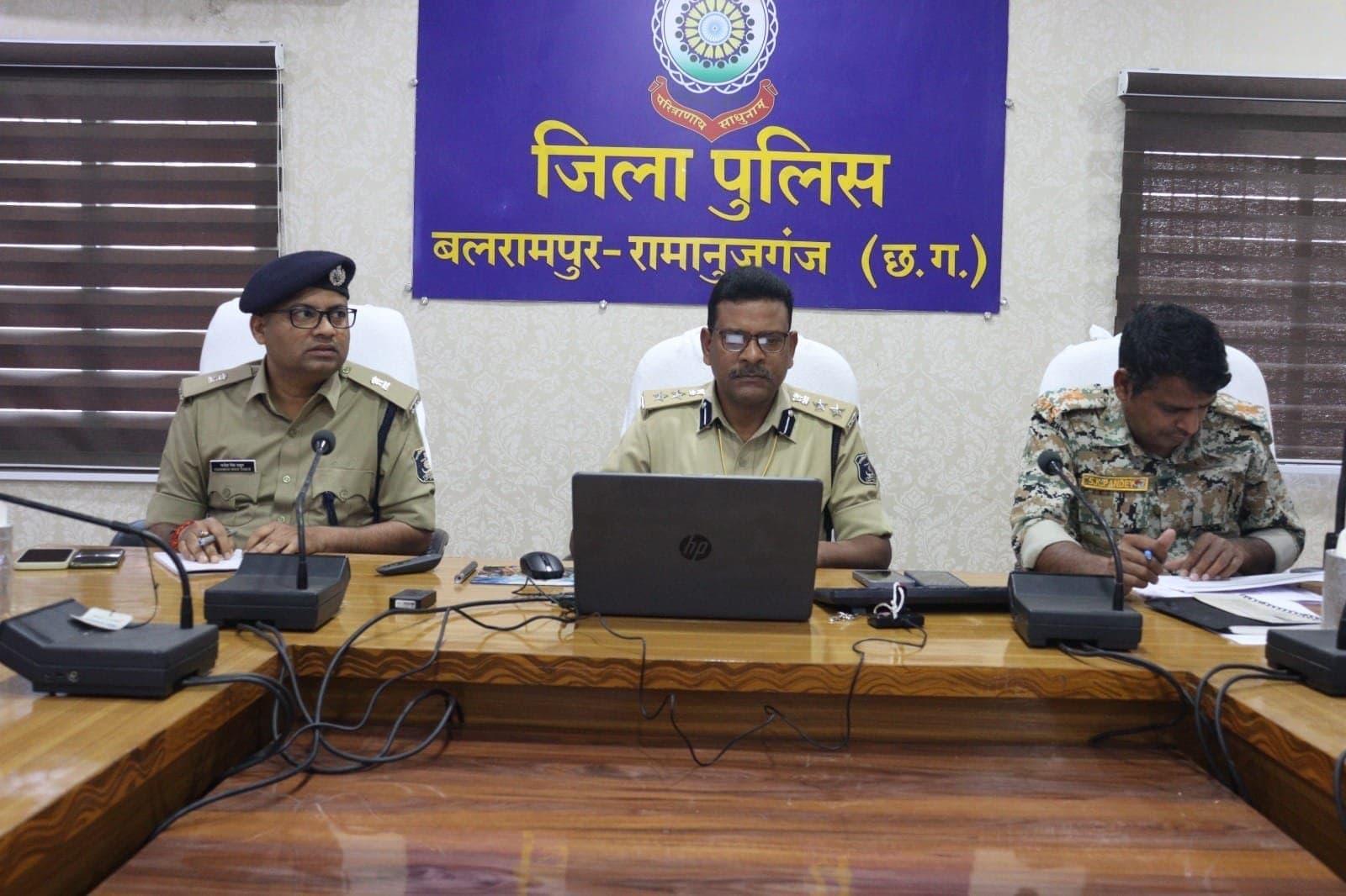 वरिष्ठ पुलिस अधीक्षक बलरामपुर द्वारा क़ानून व्यवस्था मे कसावट लाने, आगामी लोकसभा चुनाव की तैयारियों के संबंध में पुलिस राजपत्रित अधिकारियो समेत थाना/चौकी प्रभारियों की ली गई समीक्षा बैठक।