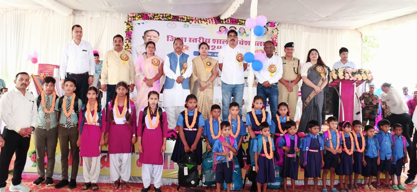 जिला स्तरीय शाला प्रवेश उत्सव में कृषि मंत्री हुए शामिल
