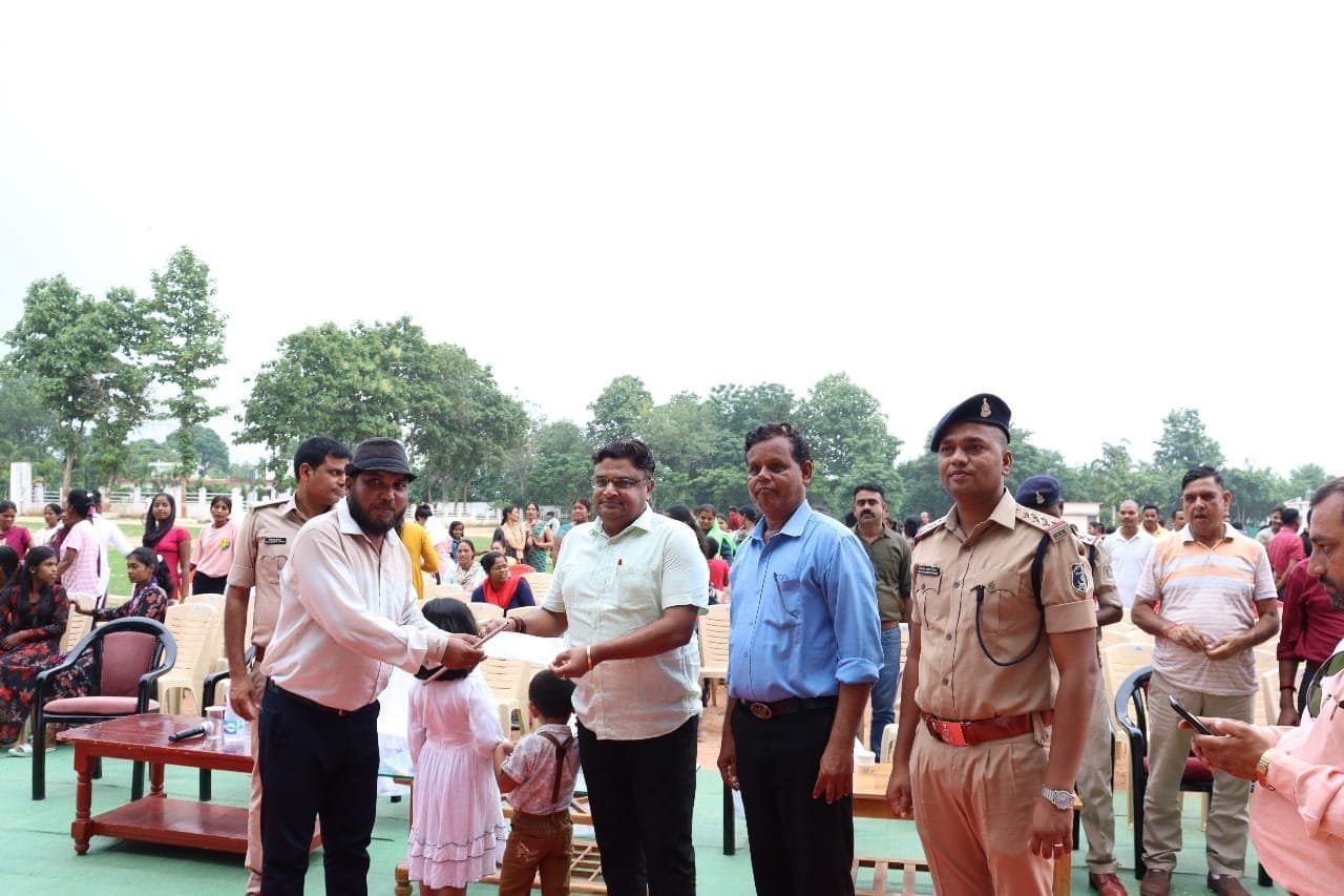 रक्षित आरक्षी केंद्र बलरामपुर में किया गया जादू के खेल का आयोजन।।नागपुर महाराष्ट्र से आए कलाकारों द्वारा हाथ की सफाई जादू दिखाकर पुलिस परिवार का कराया गया मनोरंजन