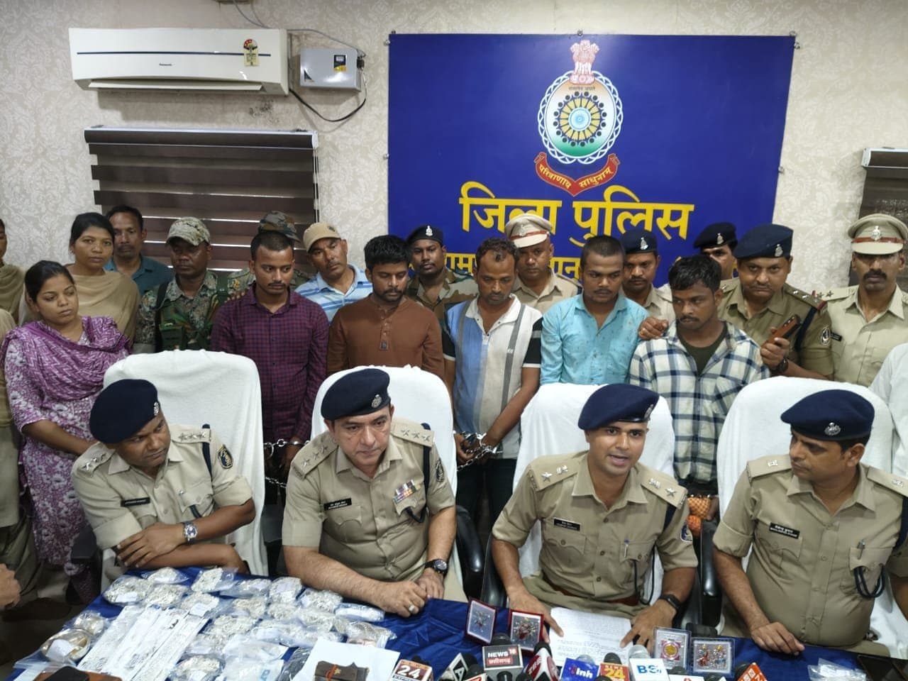 लूट/डकैती करने वाले अन्तर्राज्जीय गिरोह के विरुद्ध बलरामपुर-रामानुजगंज पुलिस को मिली ऐतिहासिक सफलता, रामानुजगंज स्थित राजेश ज्वेलर्श में हुई दिनदाहाडे लूट के आदतन आरोपी पुलिस के गिरफ्त में