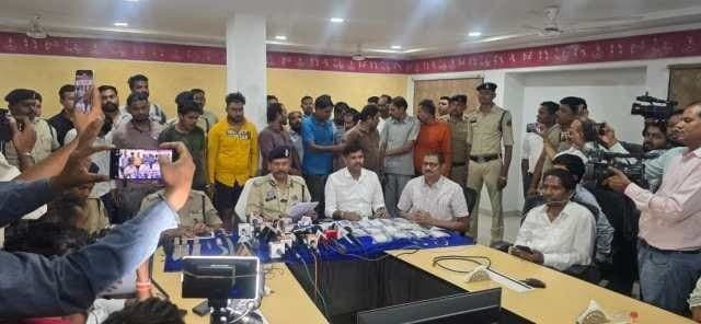 CG रायपुर ब्रेकिंग : खरोरा क्षेत्र में डकैती की घटना को अंजाम देने वाले एक दर्जन से अधिक आरोपी गिरफ्तार पढ़े पूरी खबर