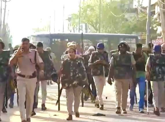 Nuh Violence : नूंह और सोहना में हिंसा के बाद पैरामिलिट्री फोर्स तैनात, इंटरनेट, स्कूल बंद पूरा ख़बर पड़े