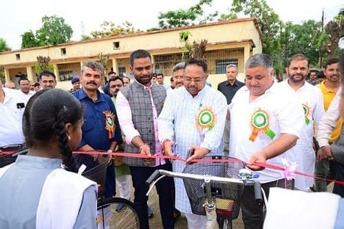 जिला स्तरीय शाला प्रवेशोत्सव कार्यक्रम में स्कूली बच्चों का पुष्पमाला तिलक लगाकर हुआ स्वागत, गणवेश, पाठ्य पुस्तकें, स्कूलबैग प्रदान कर उज्ज्वल भविष्य की दी गई शुभकामनाएं