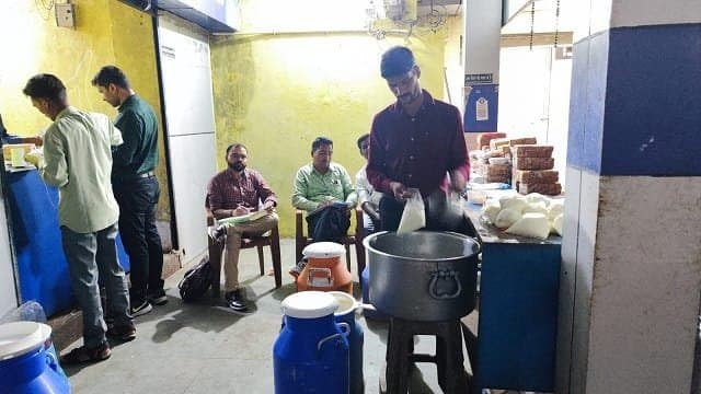 वर्षा ऋतु में संक्रमित खाद्य पदार्थ की संभावना को ध्यान में रखते हुए खाद्य सुरक्षा विभाग ने की दुकानों की जांच