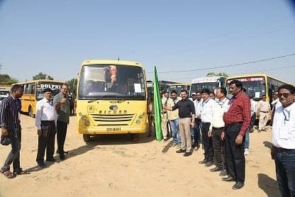 निर्वाचन सम्पन्न कराने मतदान केंद्रों की ओर मतदान दल हुए रवाना