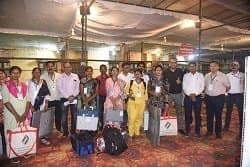 शांतिपूर्ण मतदान संपन्न कराकर लौटे मतदान दलों का कलेक्टर एसपी ने गुलाब फूल देकर किया स्वागत