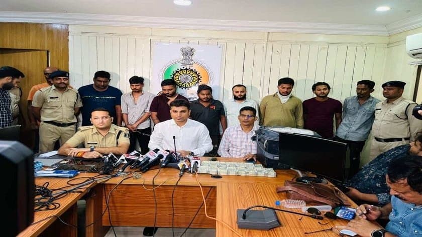 Raipur Crime News: ऑनलाइन महादेव एप के खिलाफ रायपुर पुलिस का एक्शन, 8 गिरफ्तार, बैंक खातों में मिले करोड़ों रुपए