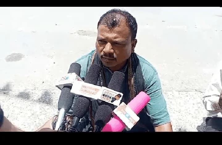 अजाक थाना से प्रताड़ित होकर आवेदक चूड़ी लेकर बैठा थाने के सामने