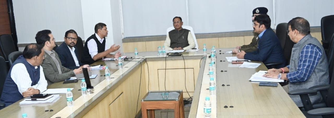 AMBIKAPUR :  जिले में पेट्रोल डीजल आपूर्ति की समस्या नहीं, प्रशासन की लोगों से अपील पैनिक ना करें, जिले में 61 पंपों में पर्याप्त पेट्रोल डीजल स्टॉक उपलब्ध,अफवाहों से बचें,  मुख्यमंत्री