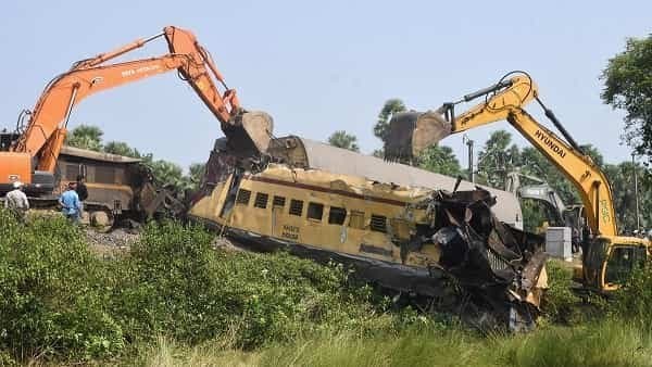 BREAKING NEWS | Kanchanjunga Express Train Accident | Bengal Train Accident Today  पश्चिम बंगाल: दार्जिलिंग में बड़ी ट्रेन दुर्घटना, 8 लोगों के शव बरामद पढ़े पूरी खबर