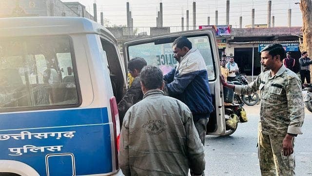 AmbikapurNews RTO ऑफिस के सामने दो बाइको में आपस में भिड़न , 2 व्यक्ति की हालत गंभीर