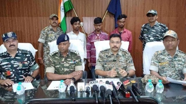 CGNews : नाबालिग सहित चार नक्सली चढ़े पुलिस के हत्थे, नकदी रकम, मोबाइल व विस्फोटक सामाग्री जब्त पड़े पूरी खबर