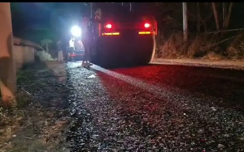 रात के अंधेरे में बनाई जा रहीं PMGSY की सडक़ें, इतना घटिया निर्माण कि पैर मारते ही उखड़ रहीं Road