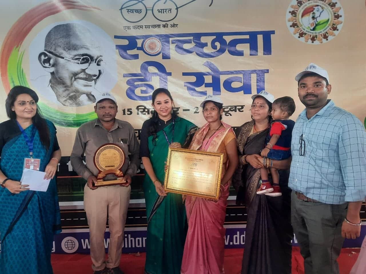 स्वच्छ सर्वेक्षण ग्रामीण 2023 के तहत उत्कृष्ट कार्य हेतु जिले के दो ग्राम पंचायत सलका व पुहपुटरा राज्य स्तर पर हुए सम्मानित