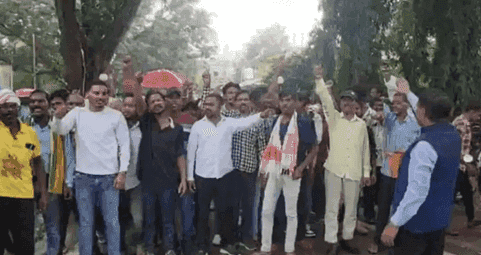 सीतापुर राजमिस्त्री हत्याकांड: हत्या के विरोध में आदिवासी समाज एकजुट, 2 करोड़ के मुआवजे की मांग। ...पढ़े पूरी खबर