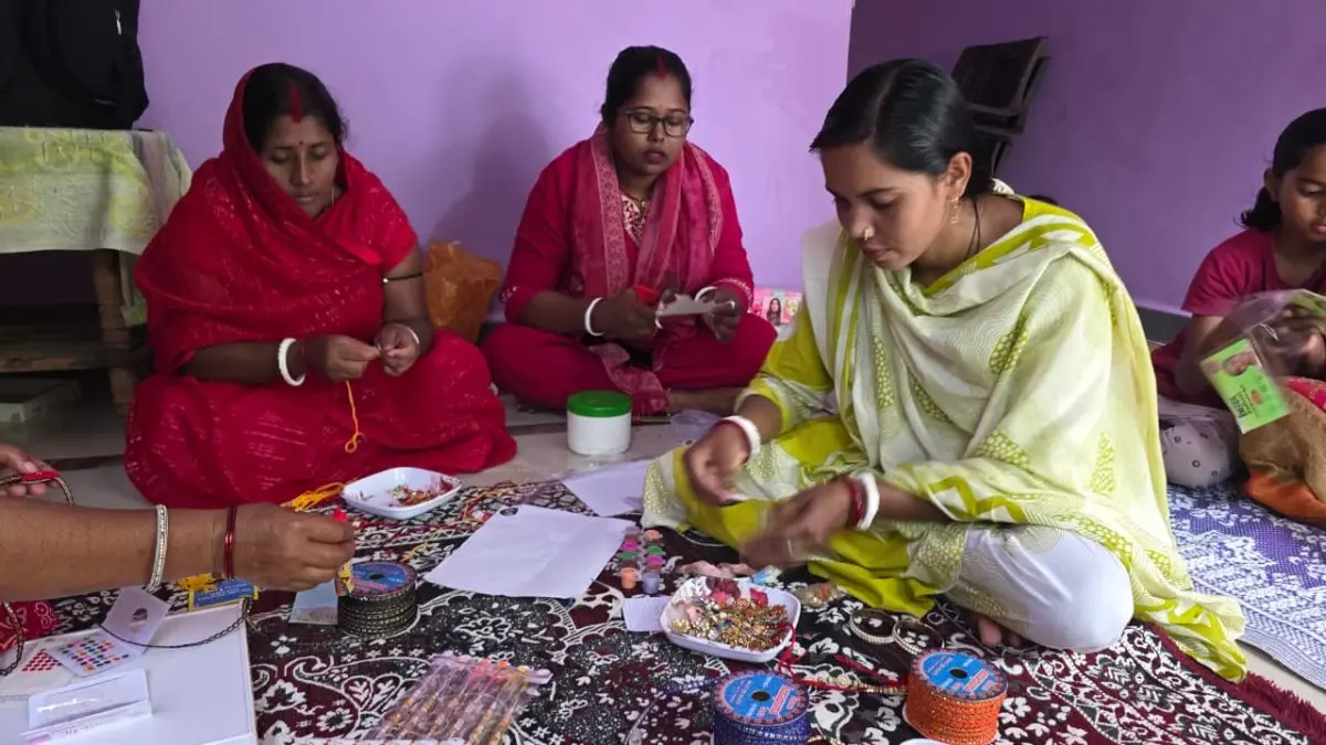 Ambikapur : कम लागत में राखी बनाकर आजीविका को नई दिशा दे रहीं स्वयं सहायता समूह की महिलाएं