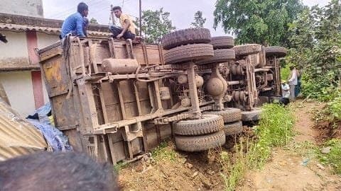 BalodNews: तेज रफ्तार का कहर, खाद की बोरियों से भरी 12 चक्का ट्रक मलकुंवर चौक में पलटी, हादसे में बचे लोग ,पड़े पूरी खबर