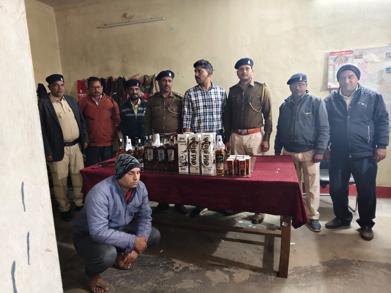 Ambikapur news: आबकारी टीम द्वारा अवैध विदेशी मदिरा के भंडारण के विरुद्ध हुई कार्यवाही, आरोपी गिरफ्तार