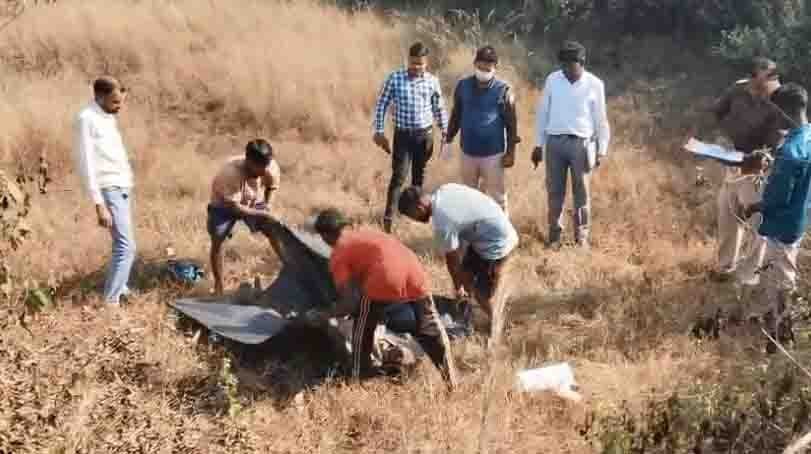 करंट की चपेट में आकर दो ग्रामीणों की मौत, छिपाई लाश, तीन दिन बाद मिला शव, चार हिरासत में....पढ़िये पूरी खबर