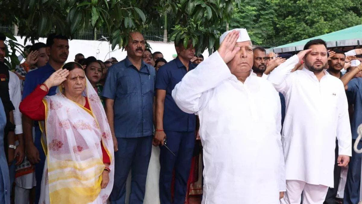 BiharNews: लालू प्रसाद ने आवास पर फहराया झंडा, कहा ,अगले साल लाल किले पर हमारी बारी'