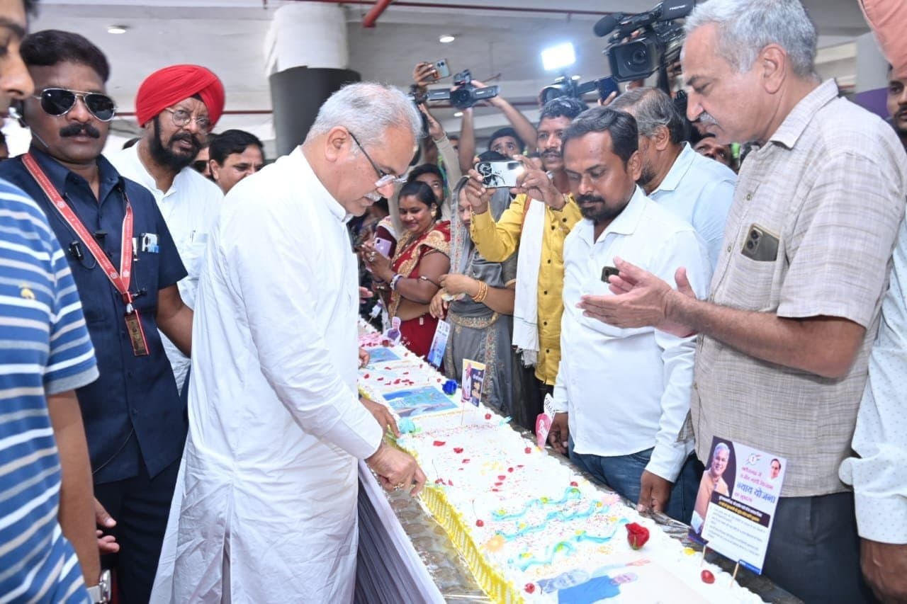 CMNews :मुख्यमंत्री श्री भूपेश बघेल ने अपने जन्मदिन के अवसर पर मल्टीलेवल पार्किंग में 150 फीट की लंबाई वाला केक काटा