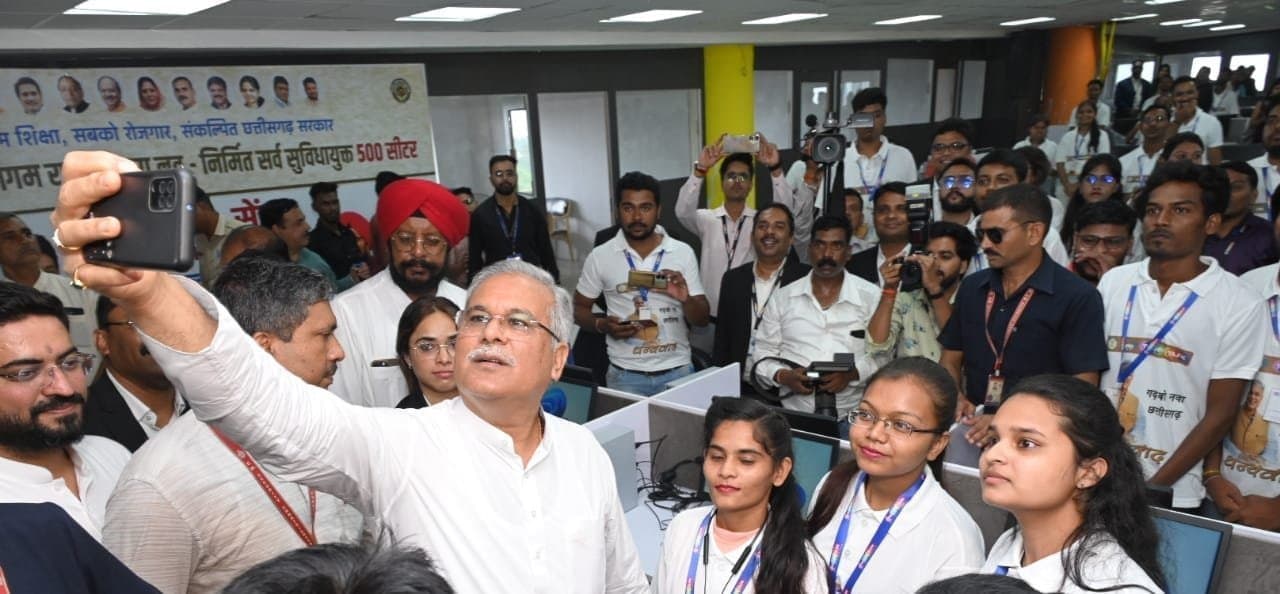 मुख्यमंत्री श्री भूपेश बघेल ने जन्मदिन पर युवाओं को दिया बीपीओ का तोहफा ,CM ने दिए 100 युवाओं को जॉब लेटर ,पड़े पूरी खबर
