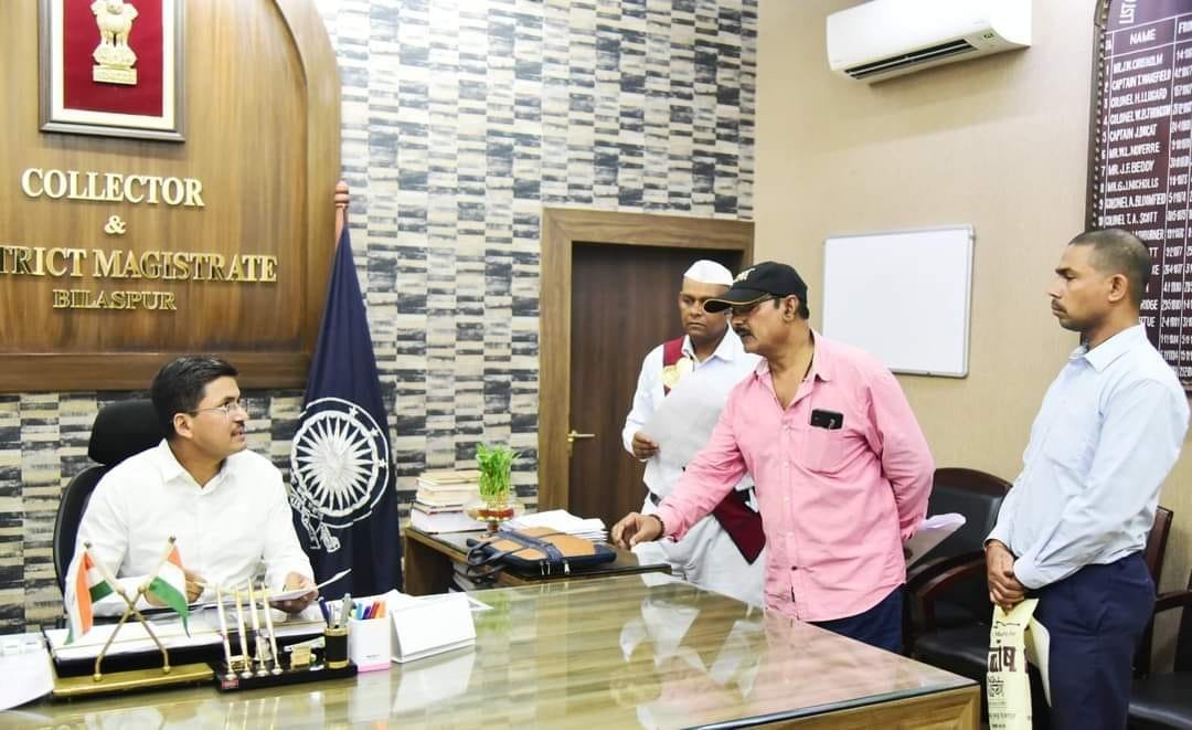 कलेक्टर ने जनदर्शन में सुनी आम लोगों की समस्याएं,,,ग्राम पंचायत गुड़ी की सरपंच शांति देवी साहू ने नवापारा से हिंडाडीह तक की सड़क की जर्जर स्थिति से कराया अवगत,, कलेक्टर ने जिला पंचायत सी ई ओ आवश्यक कार्यवाही के दिए निर्देश