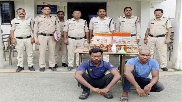 Ambikapur News :शासकीय शराब दुकान के गार्ड रूम में बना रही थी मिलावटी शराब .... पढ़े क्या हुआ