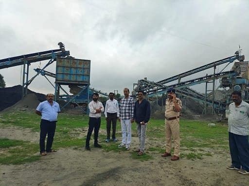 बिना अनुमति क्रेशर संचालन पर राजस्व एवं खनिज विभाग की टीम ने की कार्यवाही
