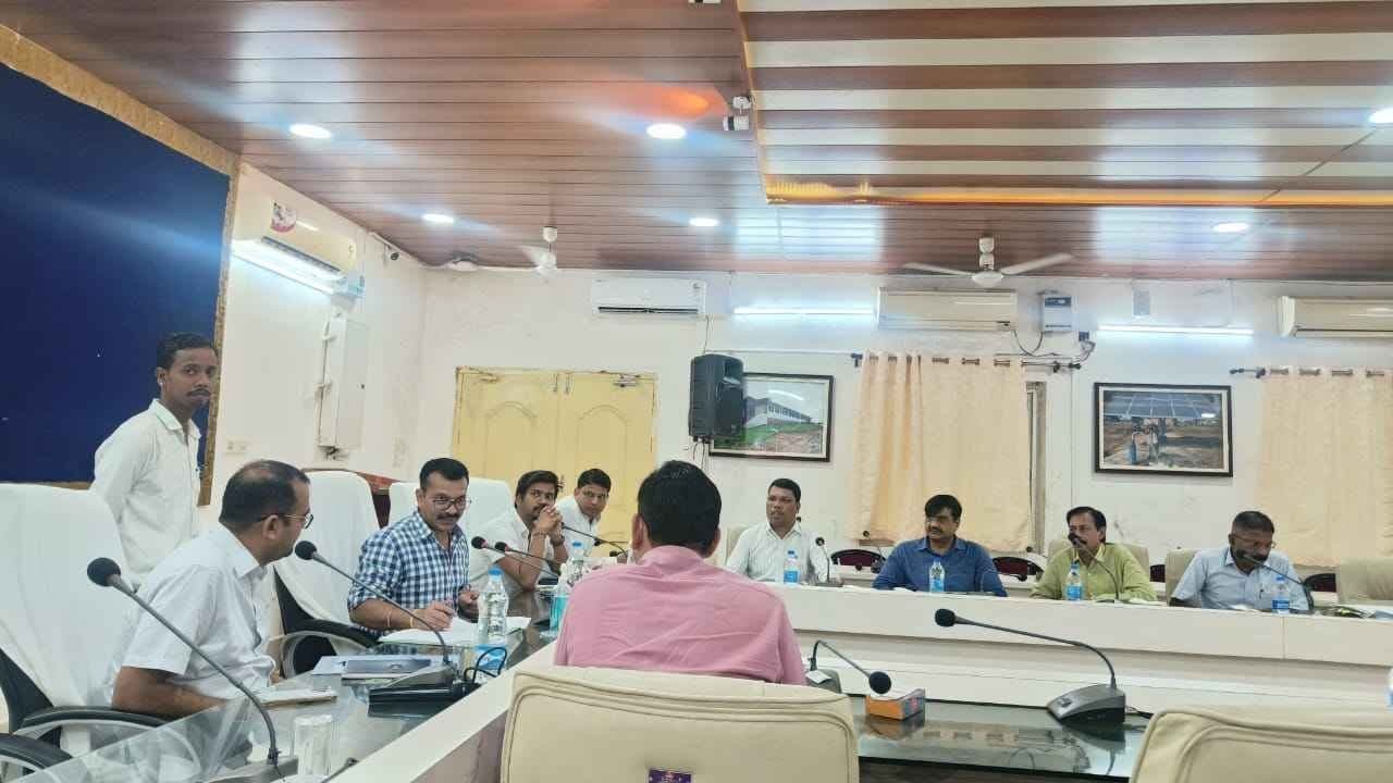 अम्बिकापुर पीएम सूर्यघर मुफ्त बिजली योजना के क्रियान्वयन हेतु कलेक्टर ने ली बैठक